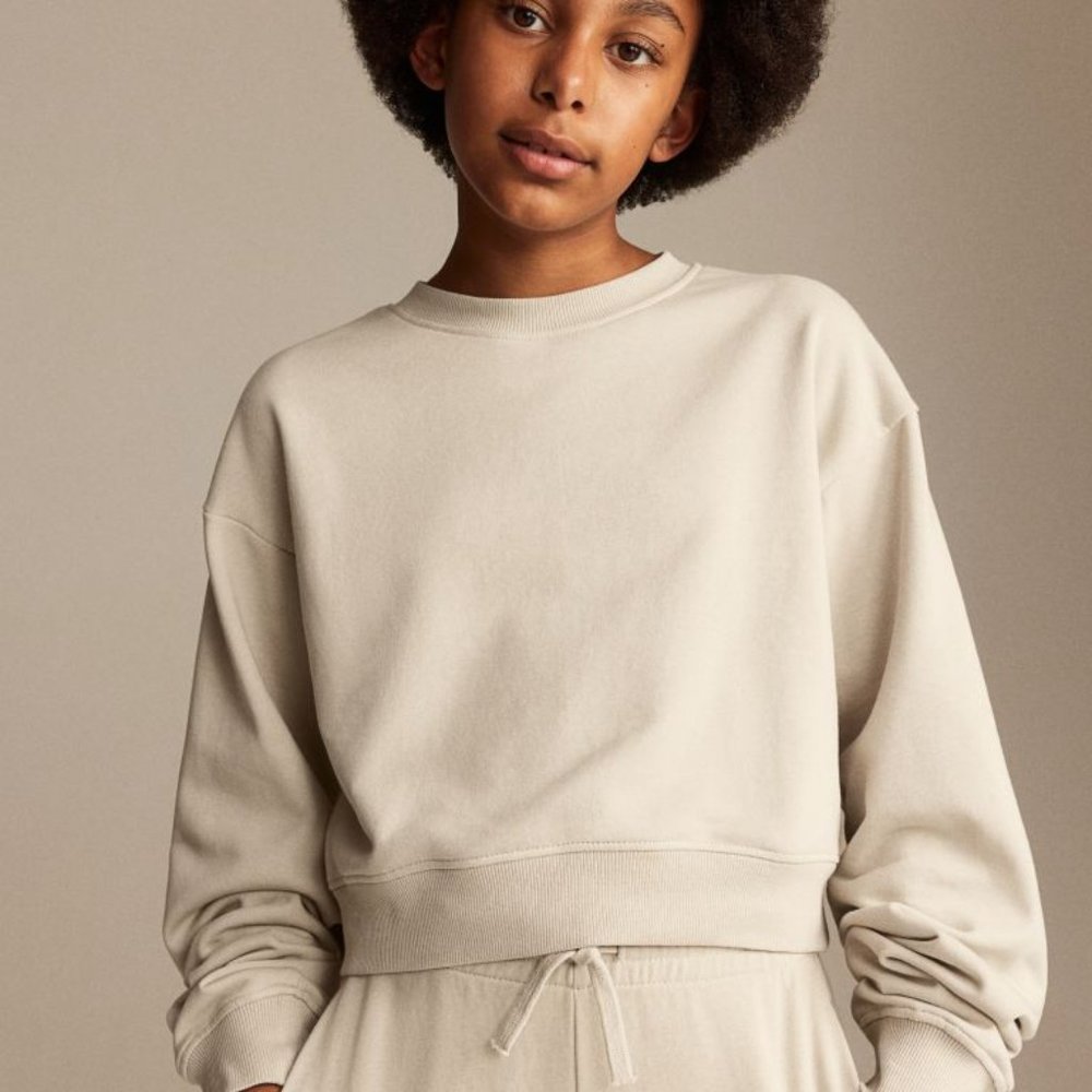 White crop top sweatshirt (slightly oversized)